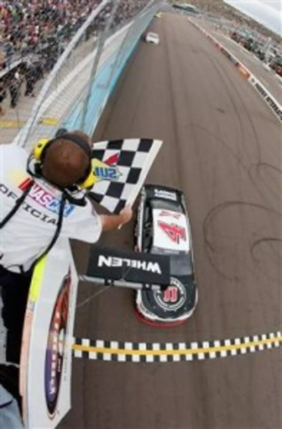 Harvick Holds Off Earnhardt for NASCAR Phoenix Win (Video)