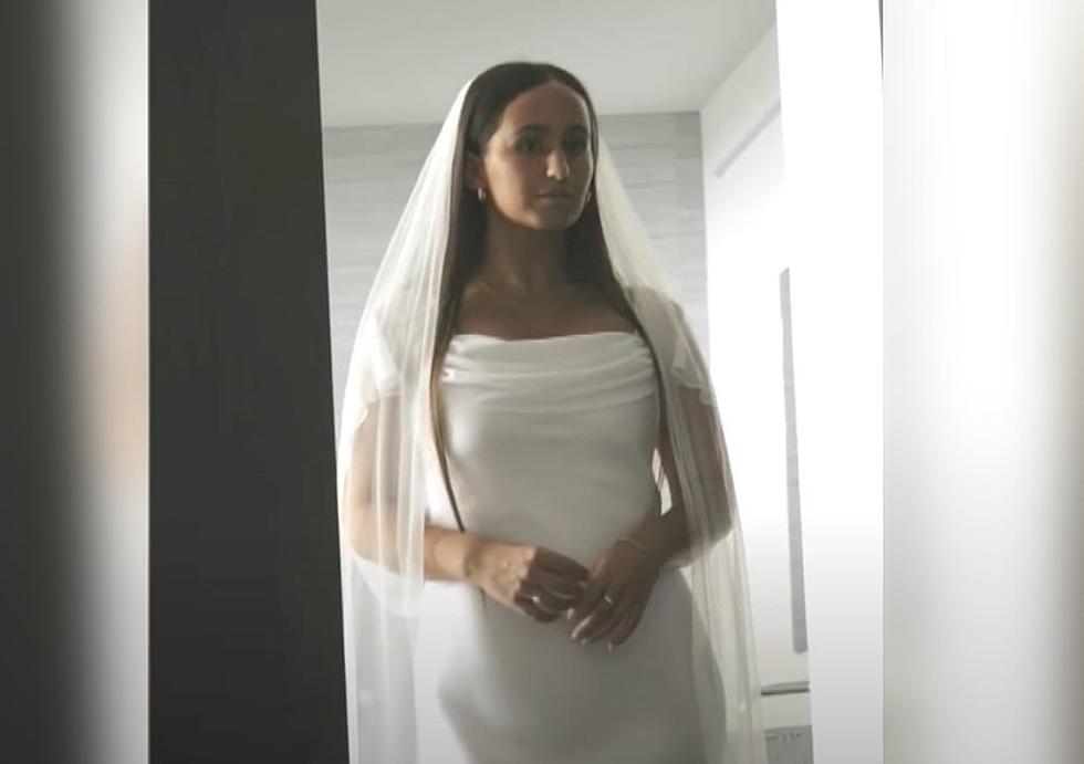 [PHOTO] Iowa Bride Looks Like Royalty in Her $3 Wedding Dress