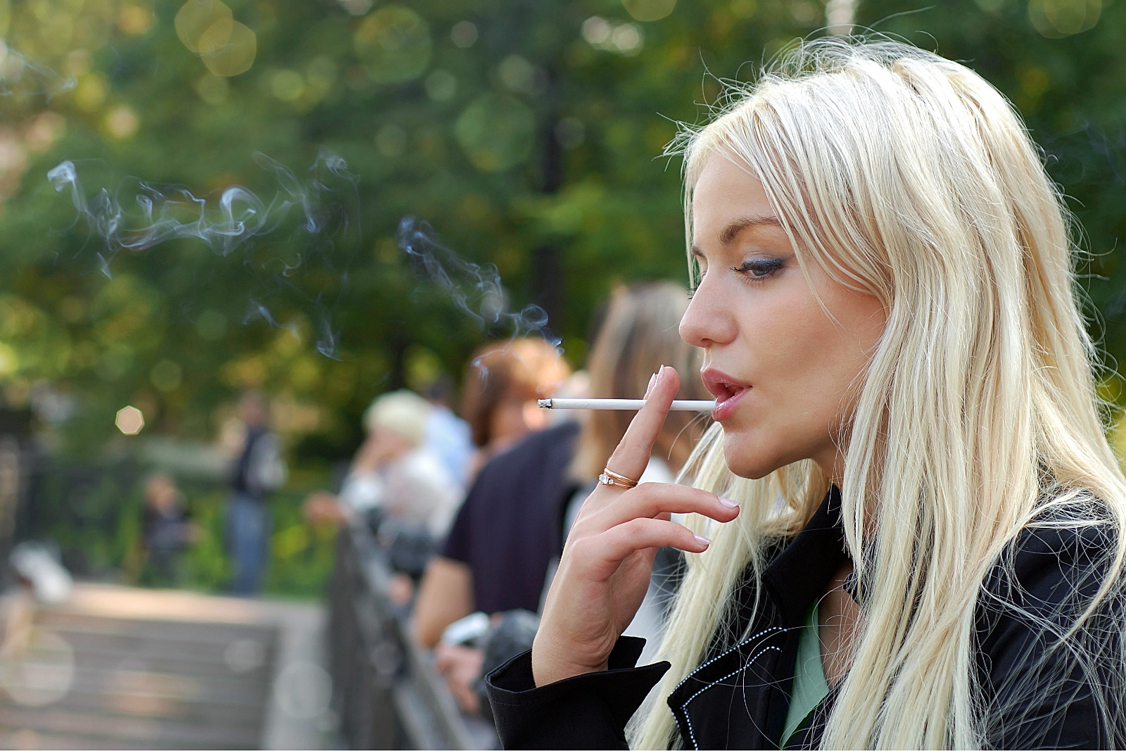 Free pictures of mature woman smoking