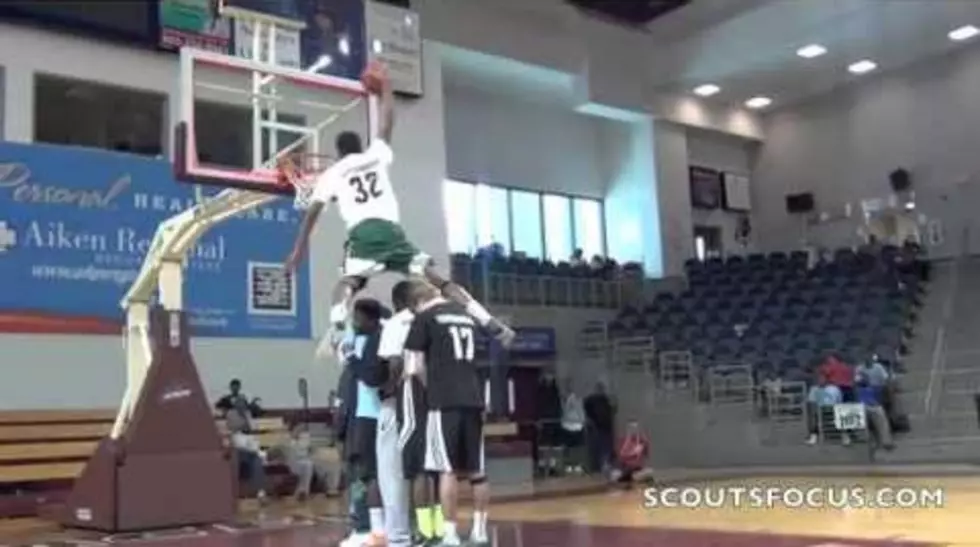 High School Senior Leaps Over Five People in Spectacular Dunk &#8211; [VIDEO]