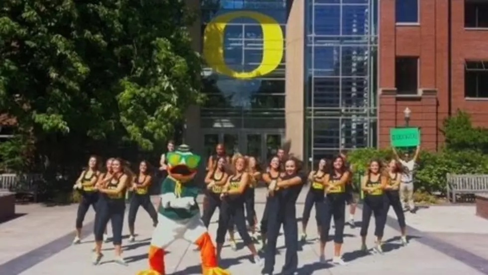 Oregon Cheerleaders and Duck Dance Gangnam Style [VIDEO]