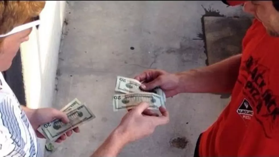 Watch a Magician Turn Five Dollar Tips Into $100 for Pizza Delivery Guys [VIDEO]
