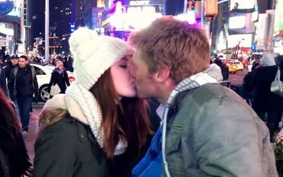 Street Magician Impresses Times Square New Year’s Eve Crowd [VIDEO]