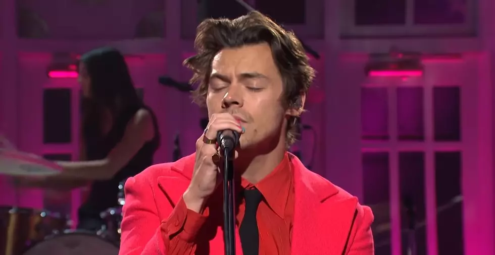 Harry Styles Performs &#8216;Watermelon Sugar&#8217; LIVE on SNL