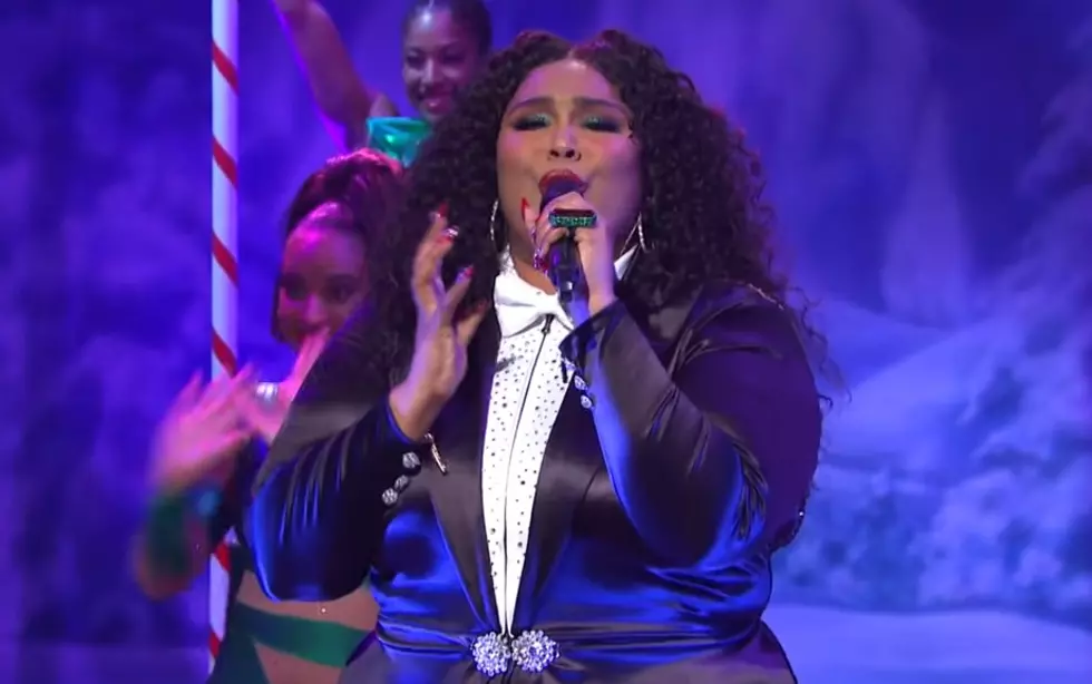 Lizzo Wears ‘Backless’ Suit on SNL