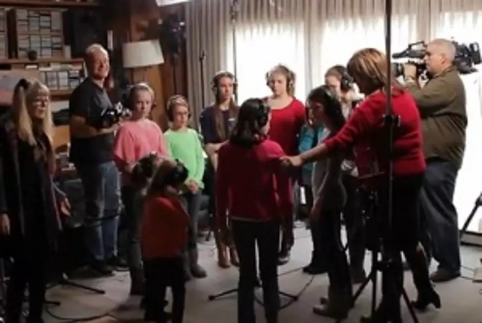 Sandy Hook Students Record &#8216;Over the Rainbow&#8217; for Charity [VIDEO]