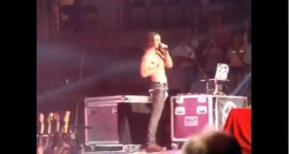 Jake Owen Rips Pants On Stage, Finishes Set Shirtless [VIDEO]