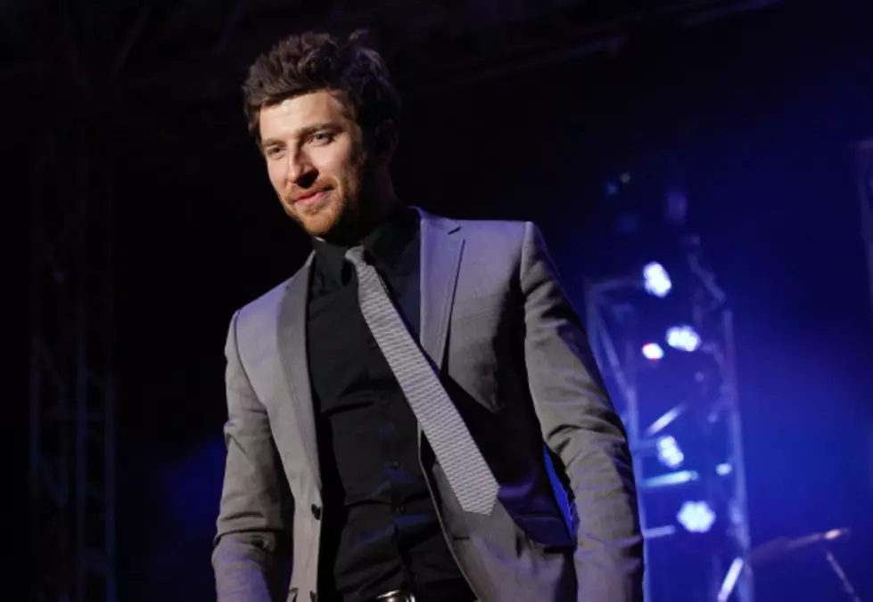 Brett Eldredge Goes Sledding [VIDEO]