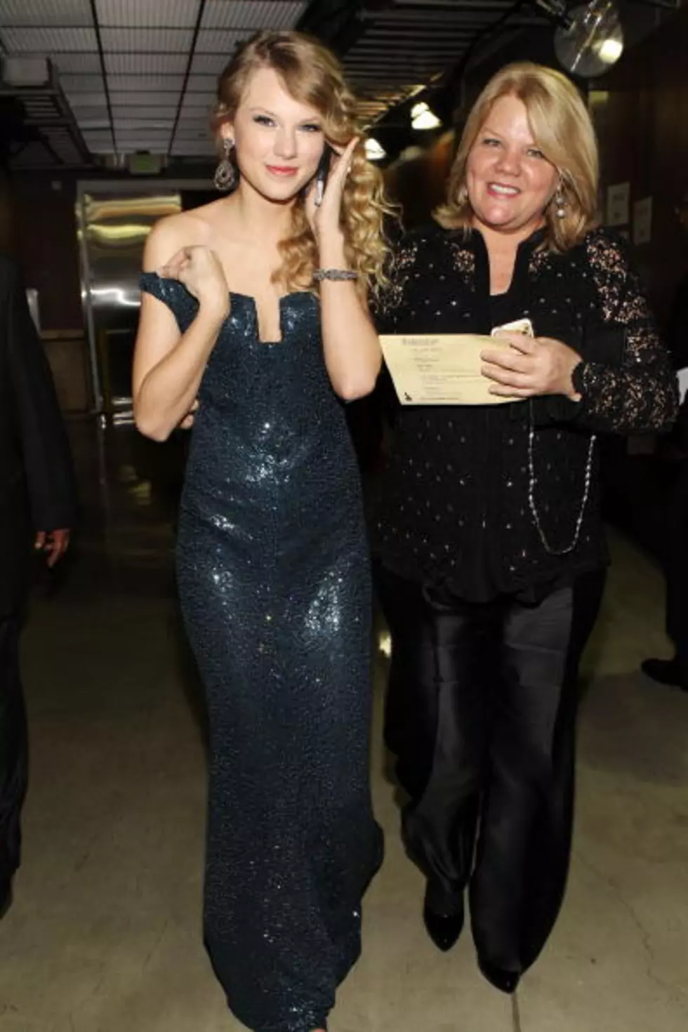 Taylor Swift Reveals That Her Mom Has Cancer
