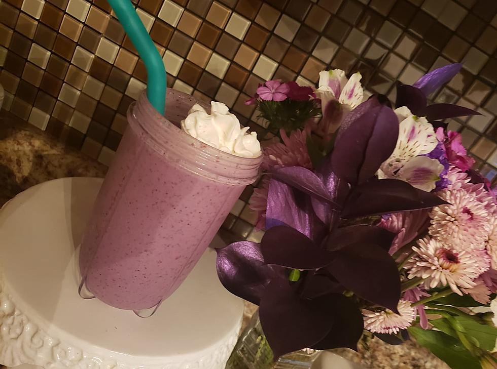 Angel’s Blueberry Cheesecake Smoothie Tastes Just Like A Piece of Cheesecake (RECIPE)