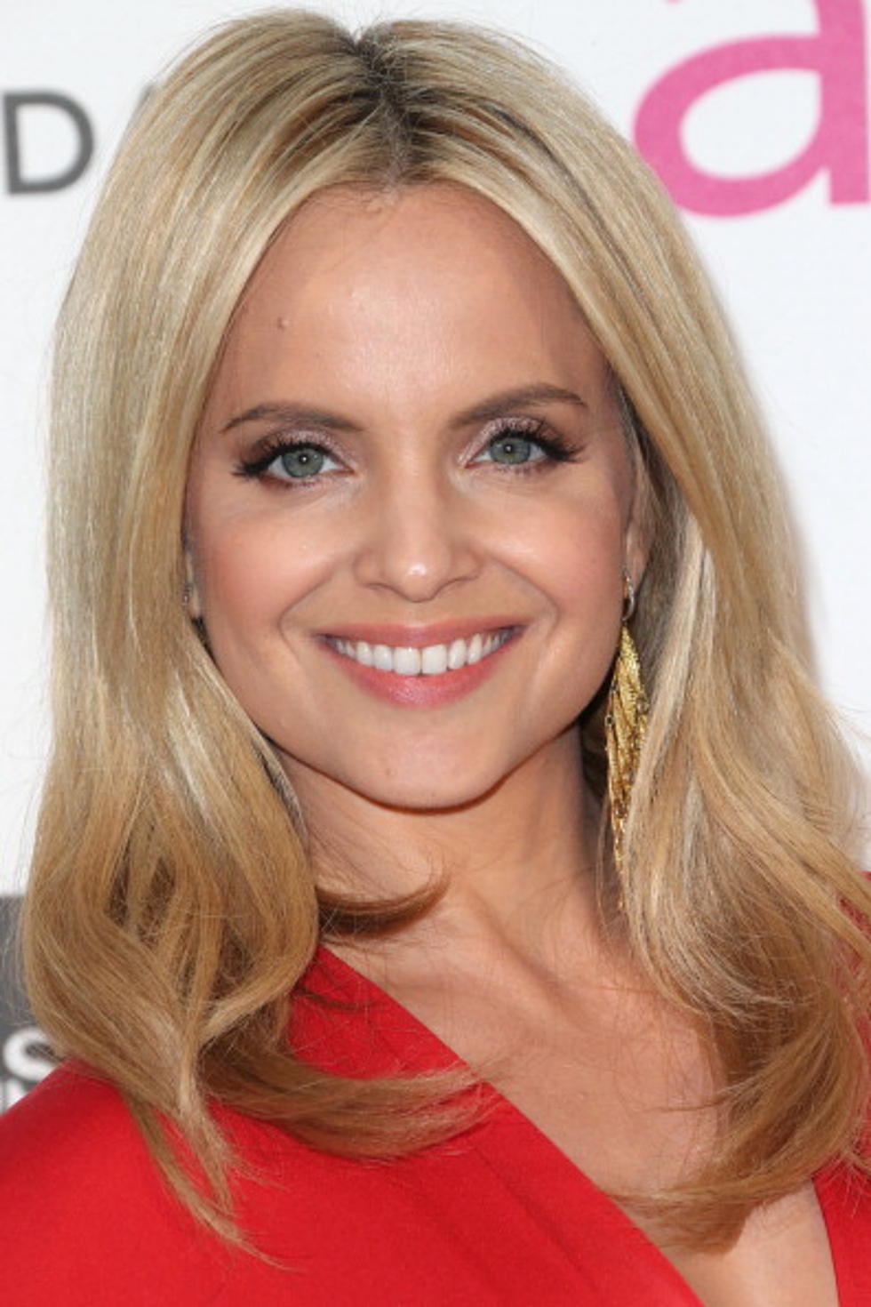 Does She Sound as Good As She Looks? Mena Suvari Guests with Dennis Miller