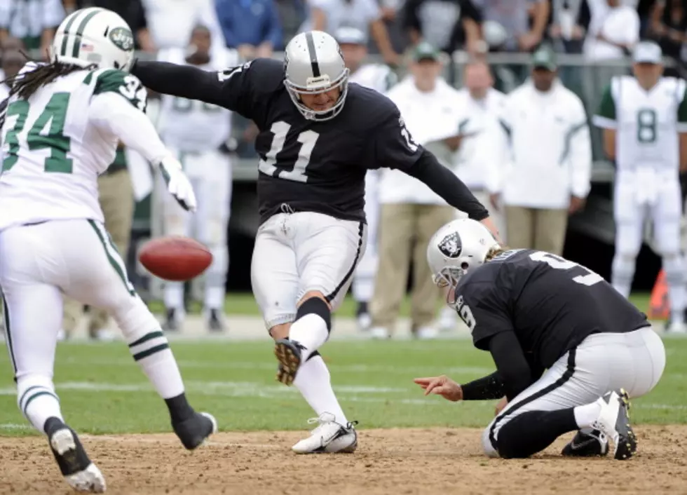 NFL Referee Falls Down During Jets-Raiders Game [VIDEO]