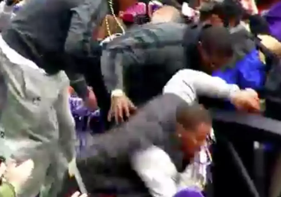 Ravens’ RB Ray Rice Falls Off Parade Float [VIDEO]