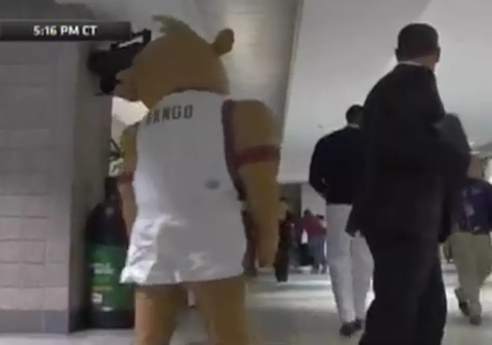 Milwaukee Bucks Mascot Scares Dwight Howard [VIDEO]