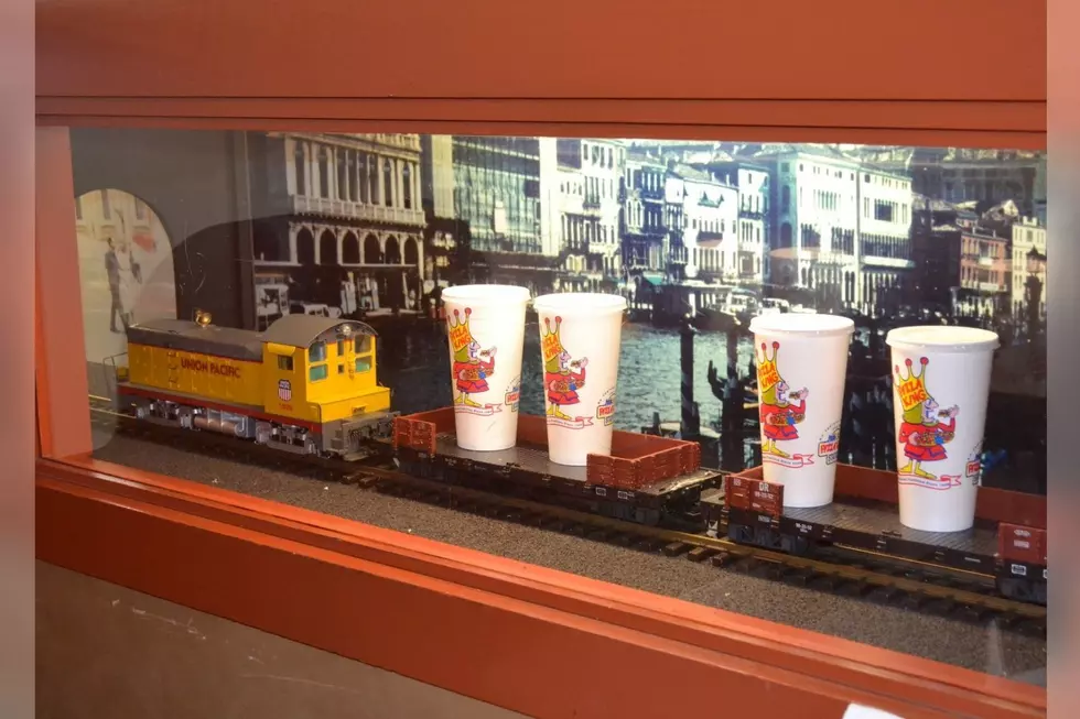 Indiana Pizza King Delivers Drinks to Your Table by Train [Video]