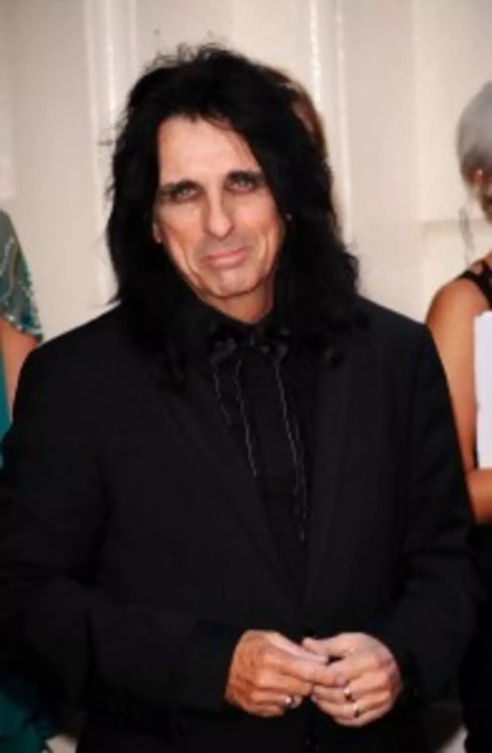 Alice Cooper Gets Inducted Into R&#038;R Hall Of Fame [Video]