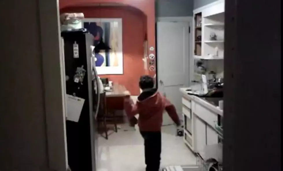 Kid Dances to Michael Jackson While Doing Dishes [VIDEO]