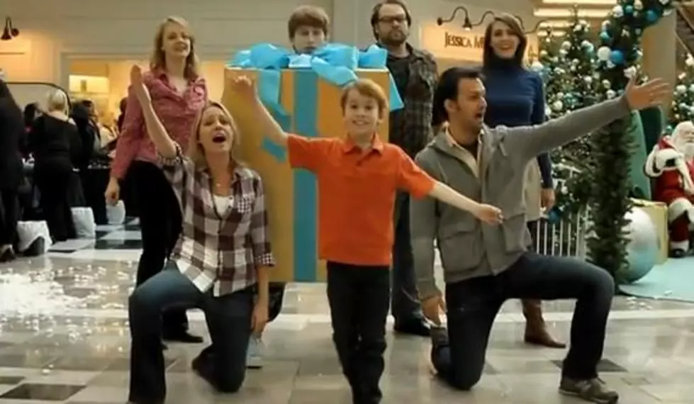 Musical Breaks Out Near Mall Santa [VIDEO]