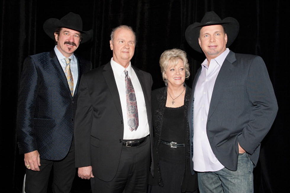 Garth Inducted Into Hall of Fame & More in Casey’s Taste of Country