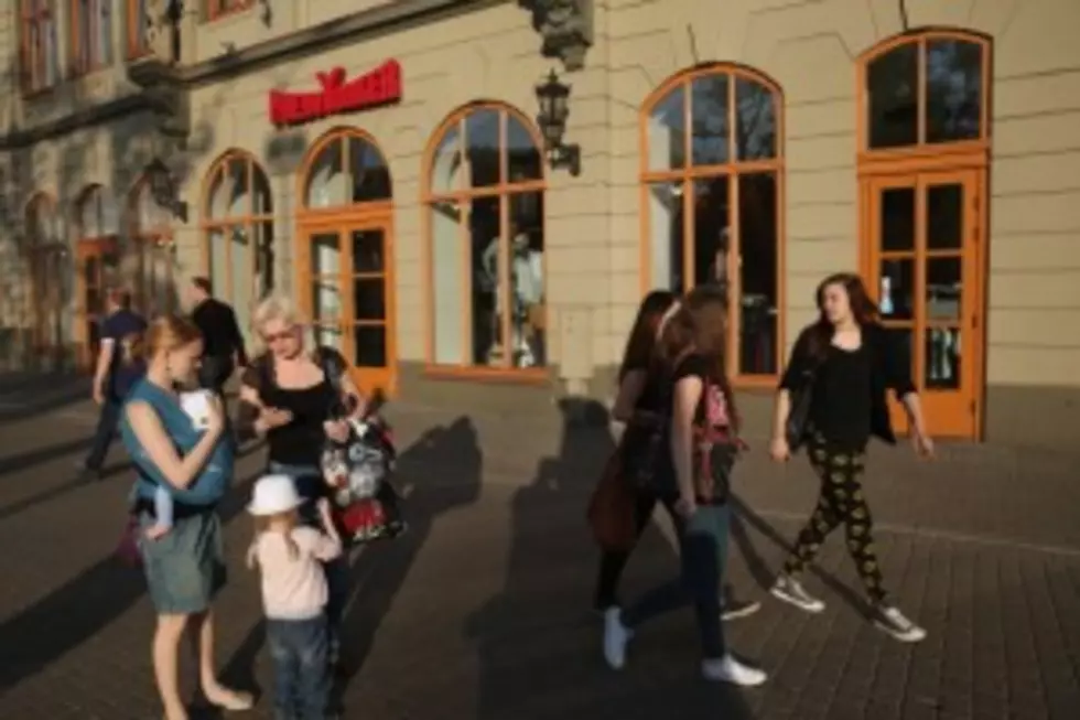 Woman Gets Over 100 Compliments From Strangers Just For Walking Down The Street! [VIDEO]