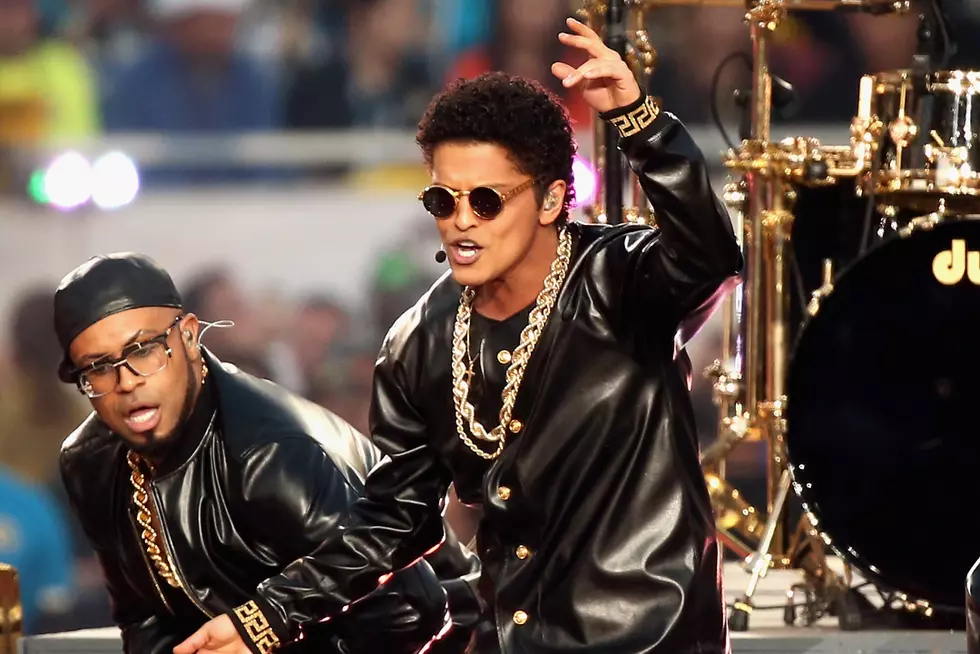 Bruno Mars Pays Tribute to MC Hammer During 2016 Super Bowl Halftime Show
