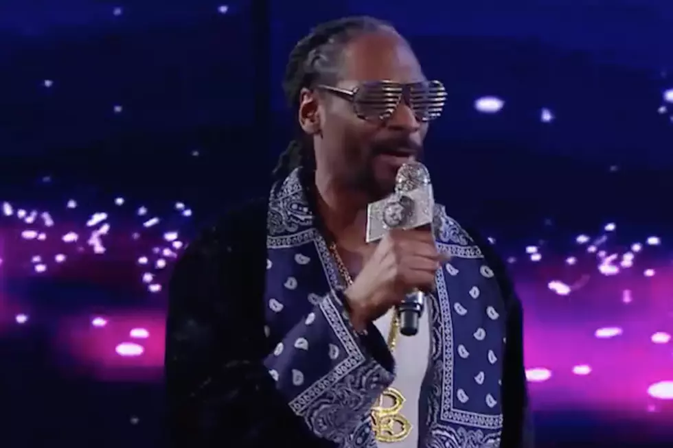 Snoop Dogg Raps Sasha Banks Entrance Song at Wrestlemania 32