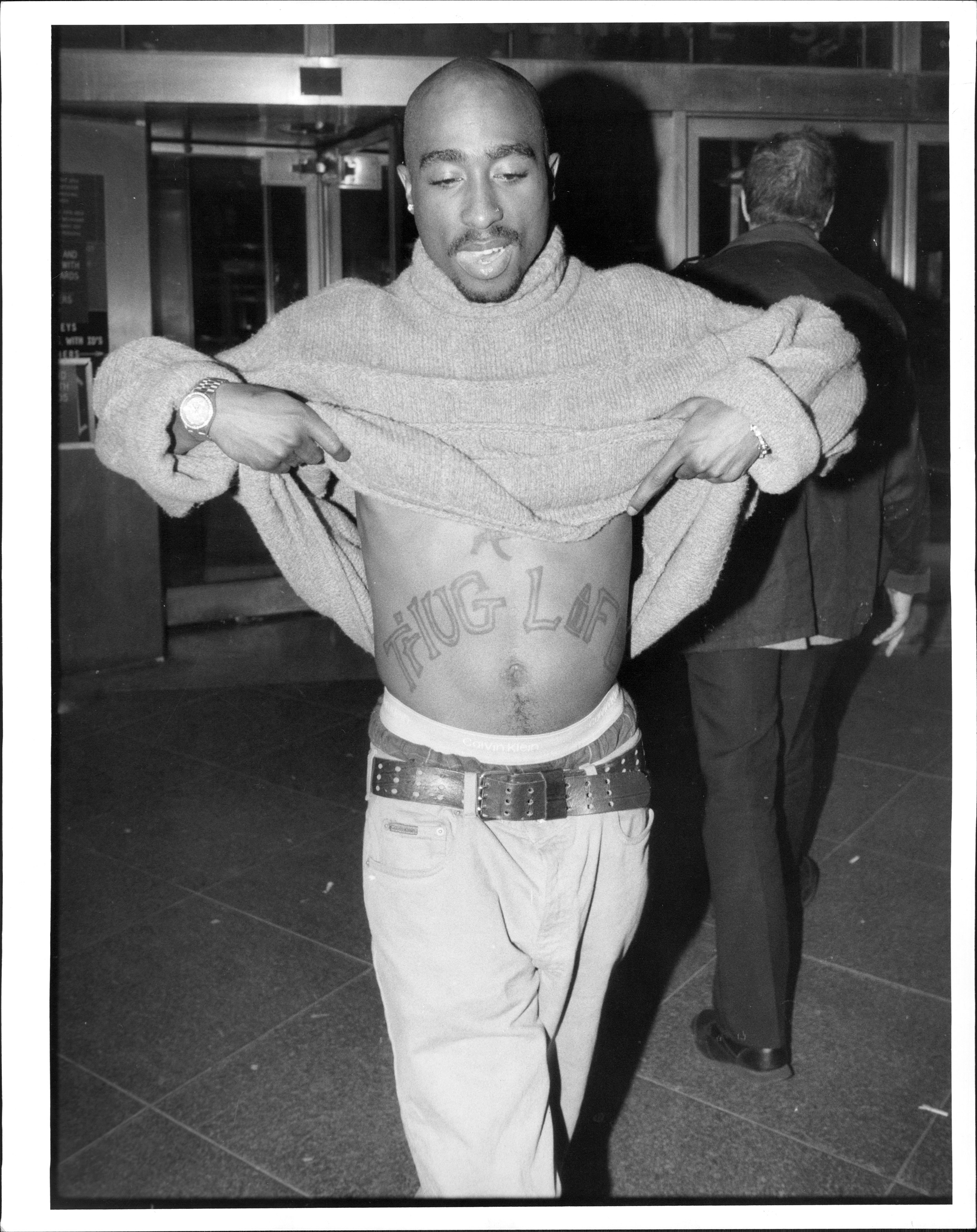 Tupac và chiếc hình "Thug Life" thương hiệu