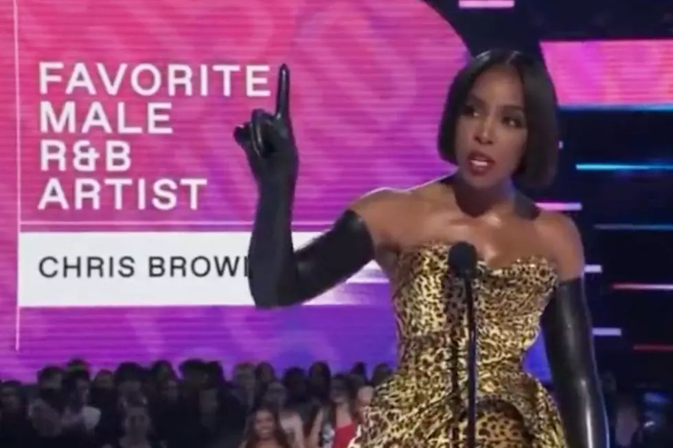 Chris Brown Wins Favorite Male R&B Artist at 2022 AMAs, Kelly Rowland Checks Audience for Negative Reaction
