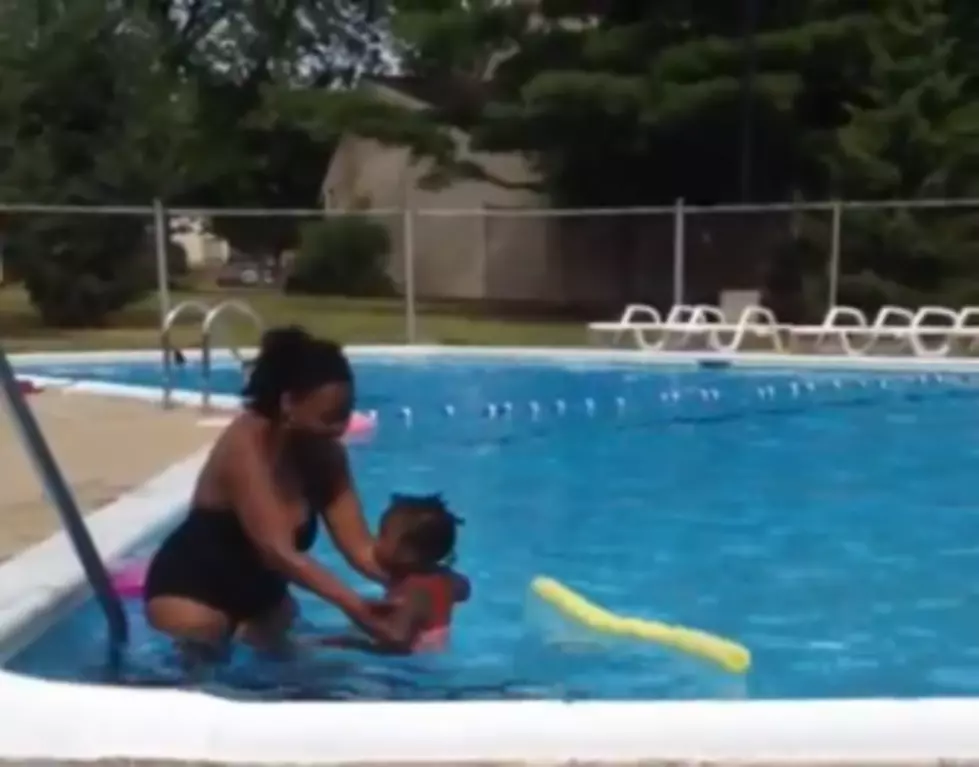 Mother Screams and Splashes Toddler That is Afraid to Get in Pool [VIDEO]