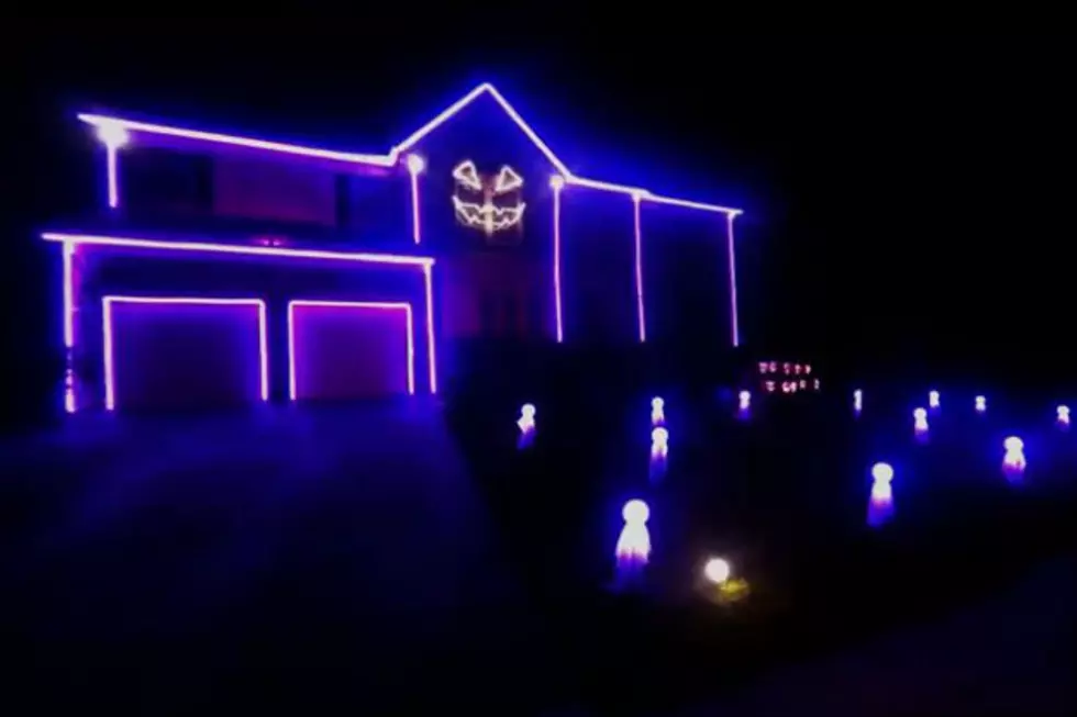 Funny Halloween Light Show Set To &#8216;What Does The Fox Say?&#8217;