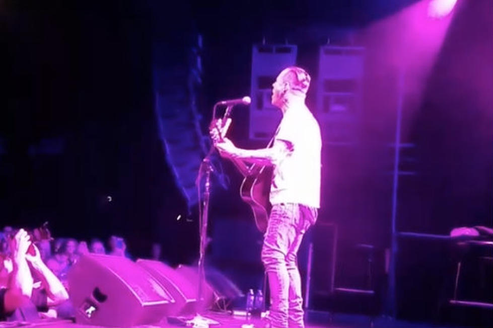 Corey Taylor Performs &#8216;Purple Rain&#8217; and &#8216;Little Red Corvette&#8217; in Minneapolis [VIDEO]