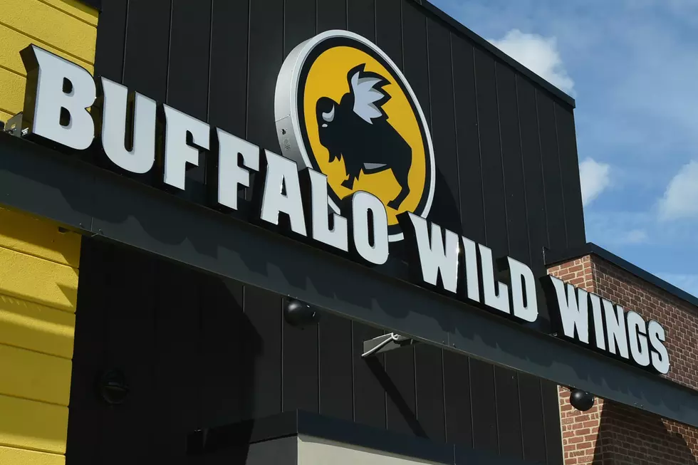 Michigan Buffalo Wild Wings Manager Caught on Camera Choking Customer [VIDEO]