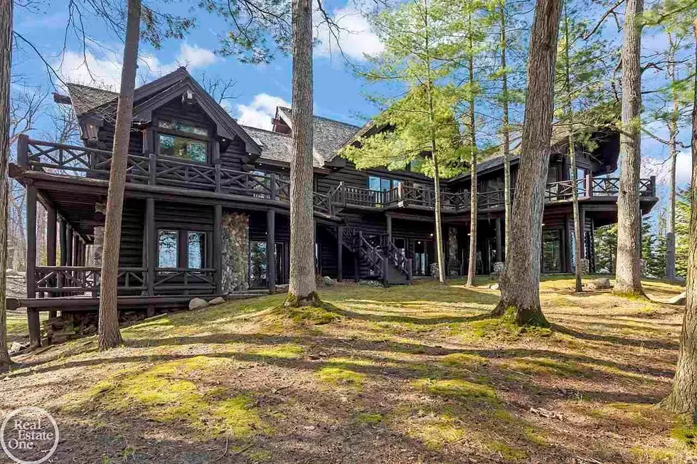 MI&#8217;s Ultimate Log Home Sits on 175 Acres Just North of Rochester