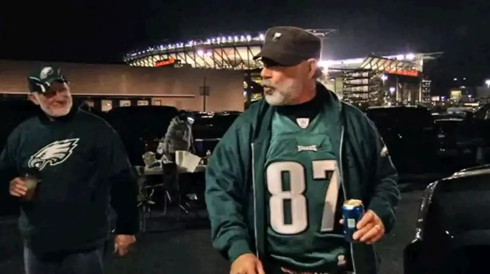 Old Guy Raps At Eagles Tailgate Party [Video]