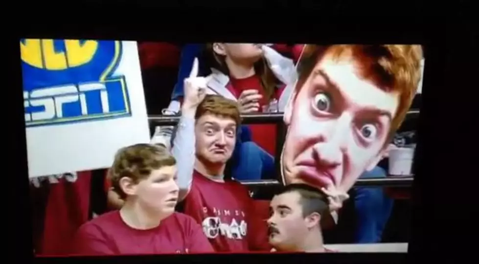 Student Has Best Distraction Sign In College Basketball [Video]