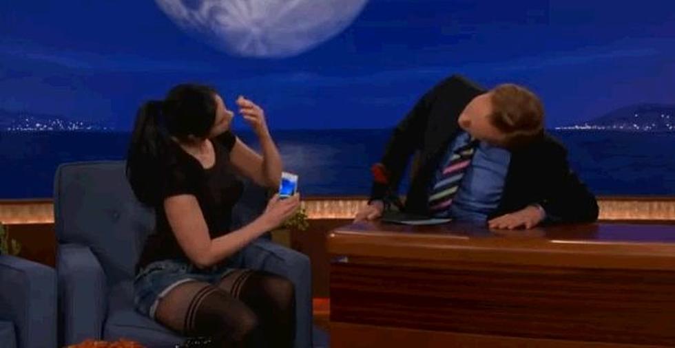 Sarah Silverman Shows A Neat Smartphone Trick To Conan [Video]