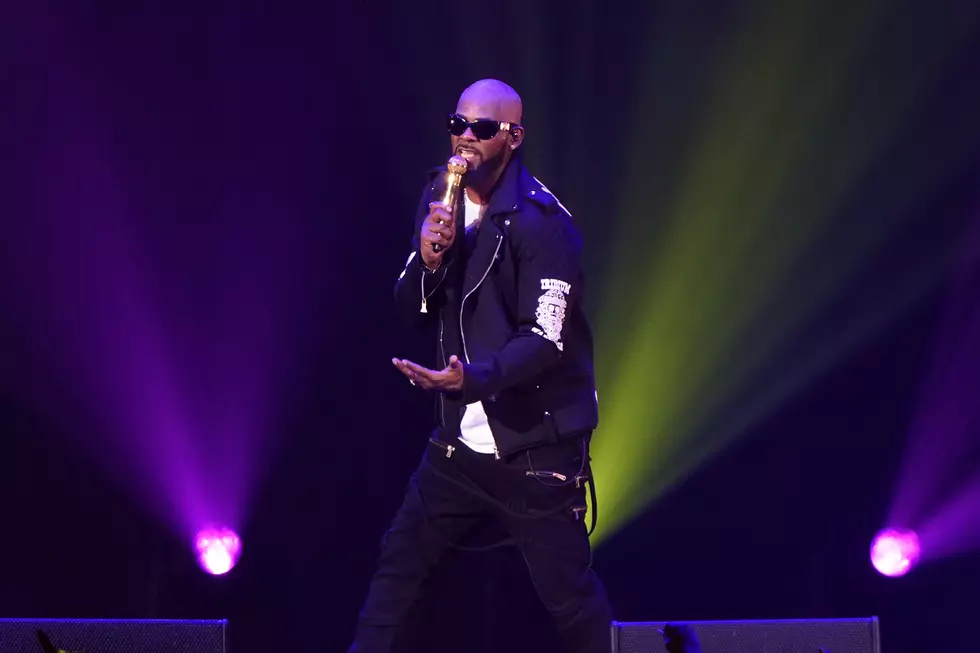 R. Kelly Let A Detroit Fan Touch His Jingle Balls During His Christmas Show [Video]
