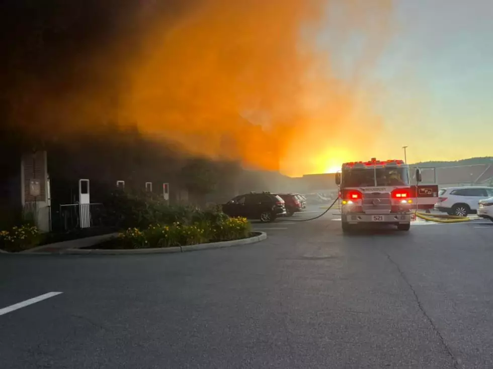 New York Firefighters Battle &#8216;Dangerous&#8217; Fire at Woodbury Common Premium Outlets