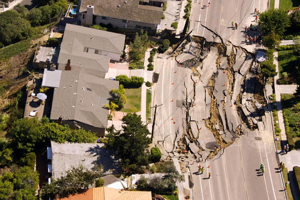 Florida Sinkhole Swallows Entire Building [VIDEO]