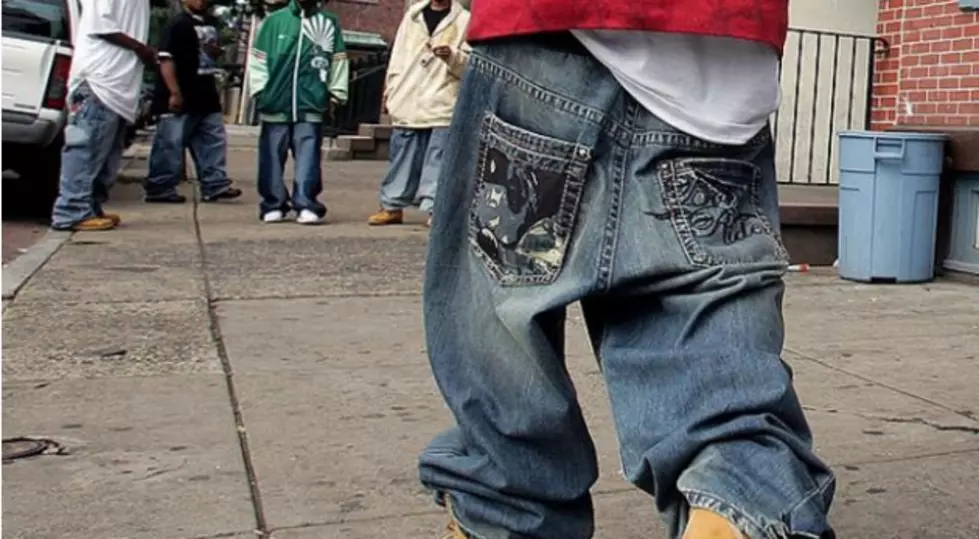 School Hands Out Belts For Saggy Jeans