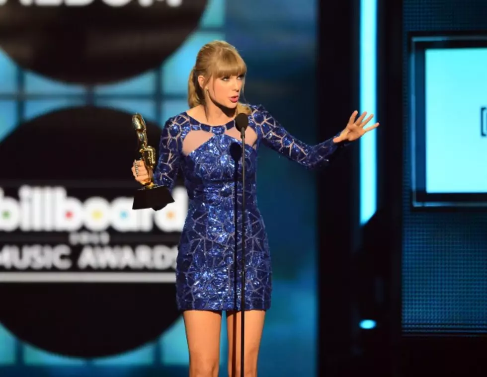 Taylor Swift Wins Artist of Year Award at the 2013 Billboard Music Awards