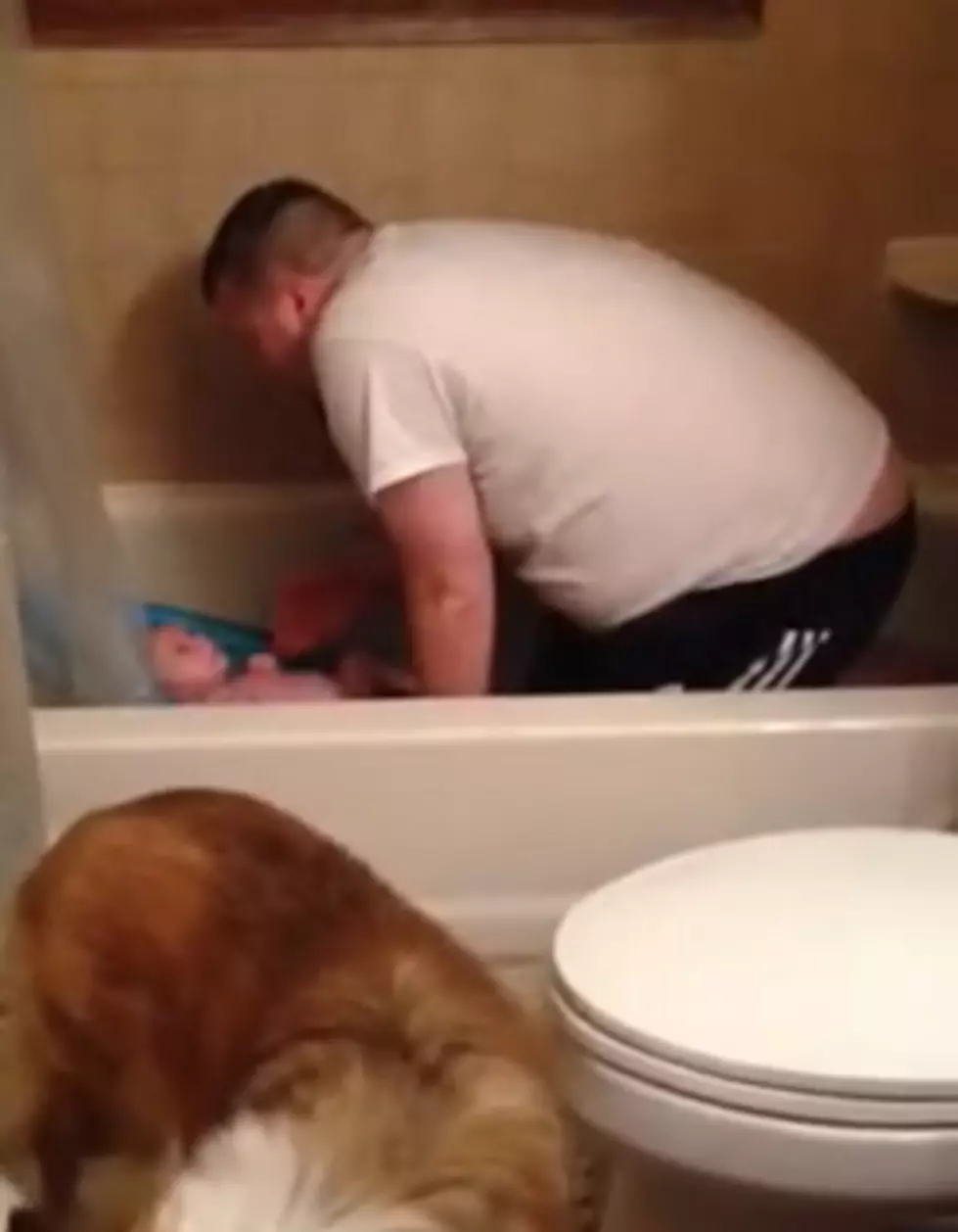 Dad Caught Singing to Baby in the Bath [VIDEO]