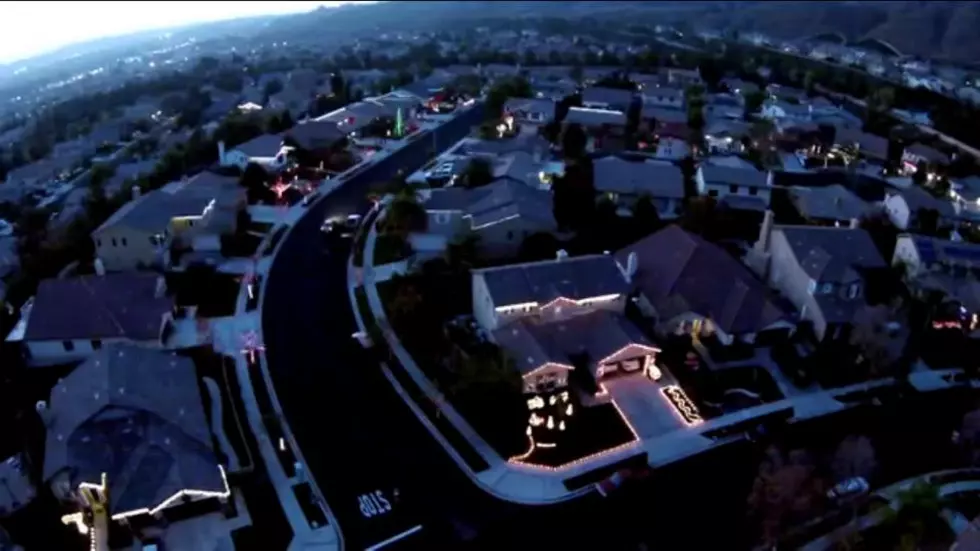 Entire Neighborhood Syncs Christmas Light Show [VIDEO]