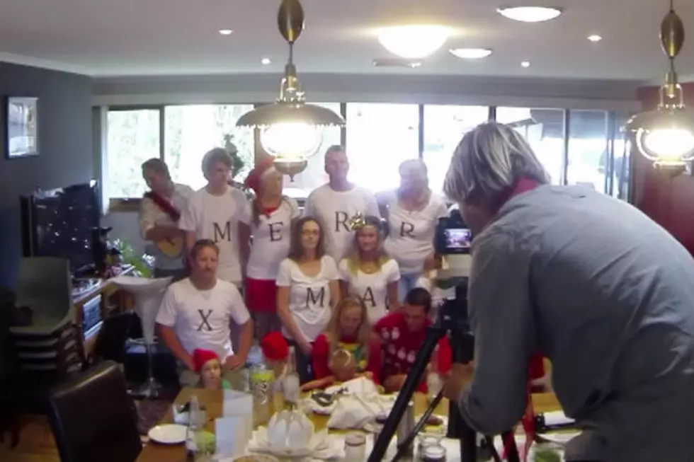 This &#8216;Merry X-Mas&#8217; Photo Morphs Into a &#8216;Marry Me&#8217; Surprise [VIDEO]