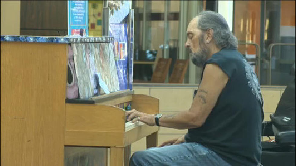 Army Veteran Plays the Piano at Genesee Valley Center Mall [VIDEO]