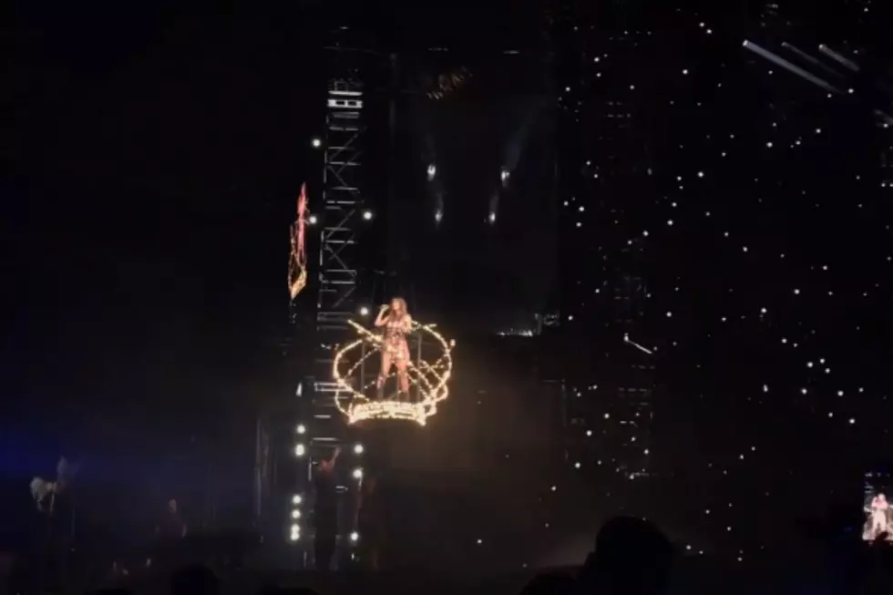 Taylor Swift is Stranded Above Stage During Philly Concert [VIDEOS]