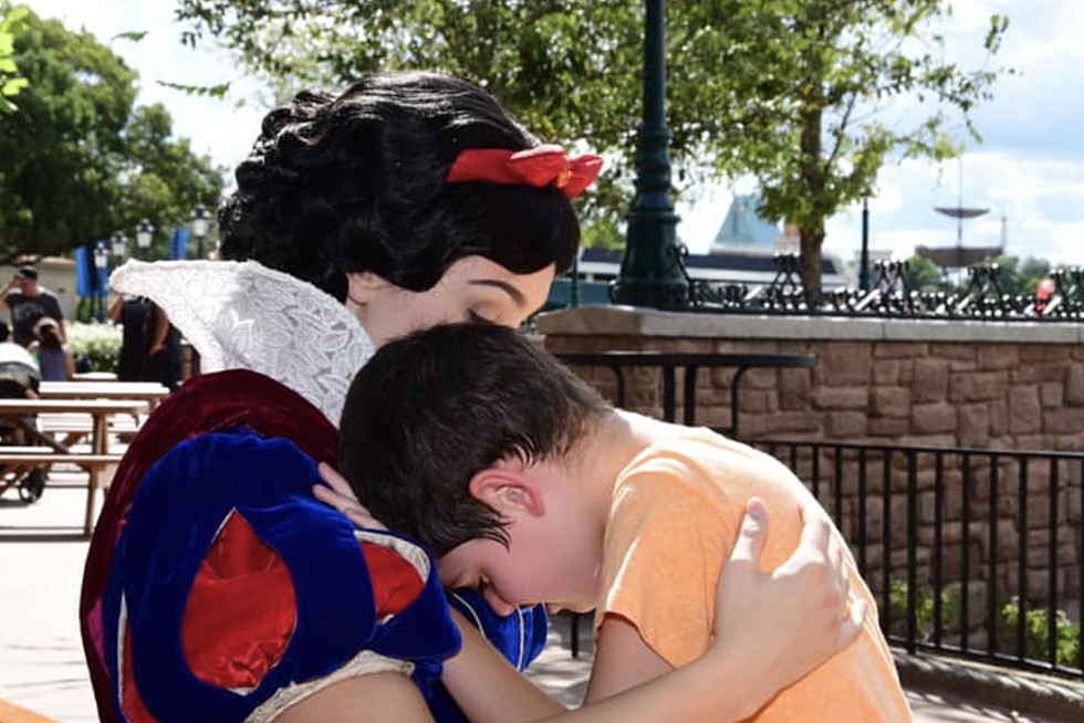 Snow White Comforts Boy with Autism at Epcot – The Good News [VIDEO]