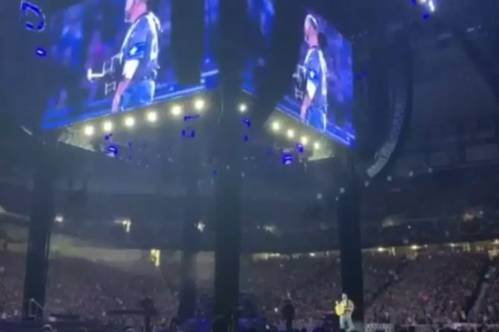 Garth Brooks Honors Barry Sanders, Makes Young Fan’s Night at Ford Field [VIDEO]