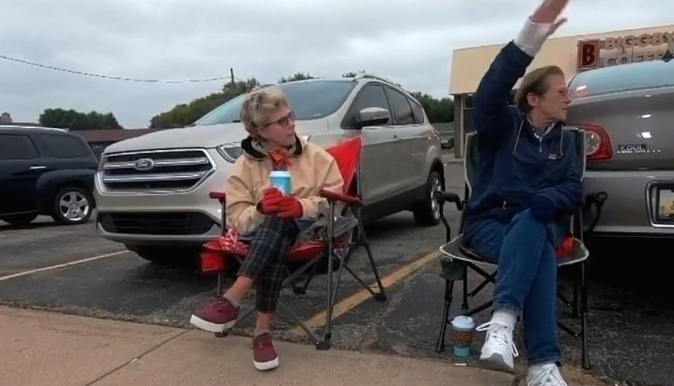 Michigan Cousins Wave 'Hi' to Passersby Every Day - The Good News