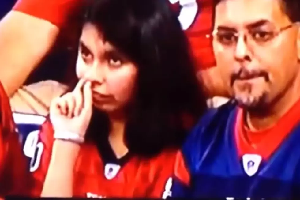 Texas Fan Caught Picking Nose [VIDEO]